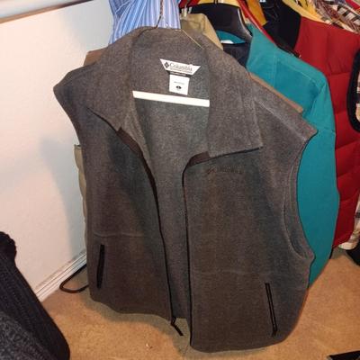 MEN'S JACKETS, COLUMBIA FLEECE VEST AND SWEATER (L)