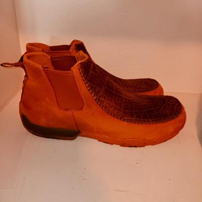 MEN'S TWISTED X AND SAS SHOES SIZE 10 1/2 & 11