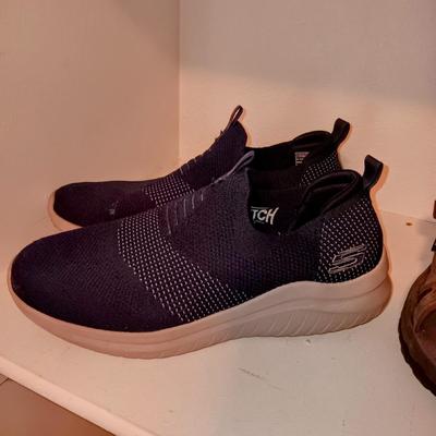 MEN'S SKECHERS (11) SANDALS (10) AND SLIPPERS (11)
