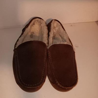 MEN'S SKECHERS (11) SANDALS (10) AND SLIPPERS (11)