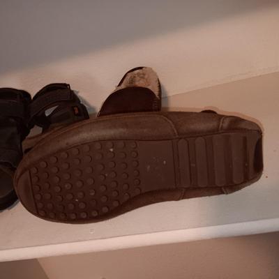 MEN'S SKECHERS (11) SANDALS (10) AND SLIPPERS (11)