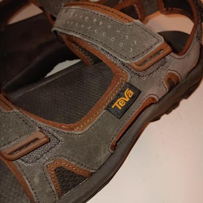 MEN'S SKECHERS (11) SANDALS (10) AND SLIPPERS (11)