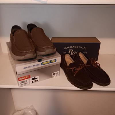 MEN'S NEW SKECHERS (10 1/2) AND BASS SLIPPERS (11)