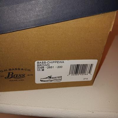 MEN'S NEW SKECHERS (10 1/2) AND BASS SLIPPERS (11)