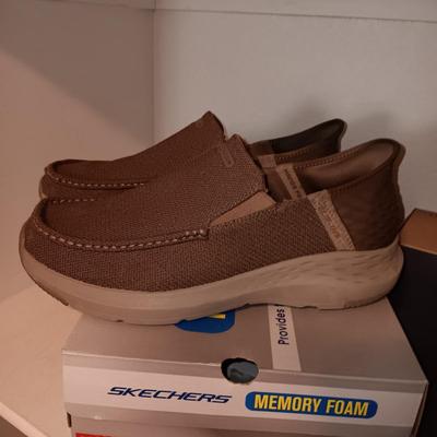 MEN'S NEW SKECHERS (10 1/2) AND BASS SLIPPERS (11)