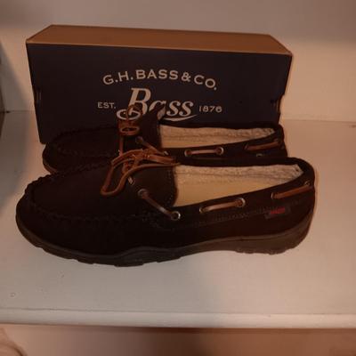 MEN'S NEW SKECHERS (10 1/2) AND BASS SLIPPERS (11)