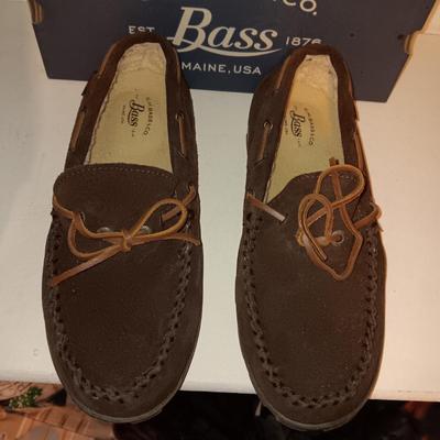 MEN'S NEW SKECHERS (10 1/2) AND BASS SLIPPERS (11)