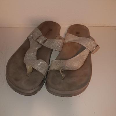 3 PAIRS OF LADIES SANDALS SIZE 11