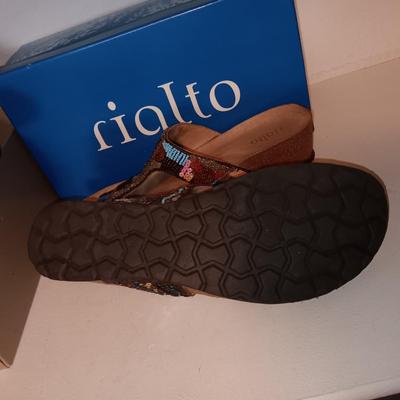 LADIES NEW CLARKS SANDALS AND NEARLY NEW RIALTO SANDALS