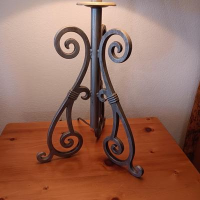 PINE LOG NIGHT STAND WITH 1 DRAWER AND IRON BASE LAMP