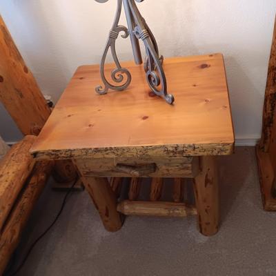 PINE LOG NIGHT STAND WITH 1 DRAWER AND IRON BASE LAMP