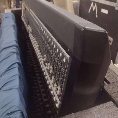 Yamaha PM5D-RH Digital Mid-Level Large Venue Mixing Console with Road Case and Power Receiver Choice A