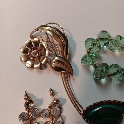 SELECTION OF COSTUME JEWELRY