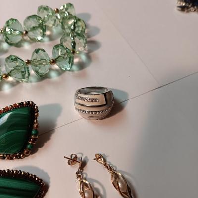 SELECTION OF COSTUME JEWELRY