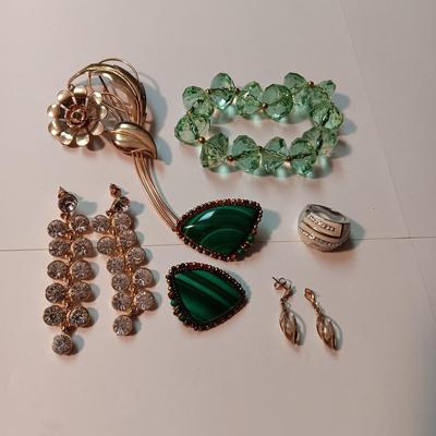 SELECTION OF COSTUME JEWELRY