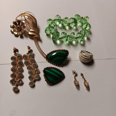 SELECTION OF COSTUME JEWELRY