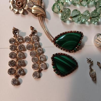 SELECTION OF COSTUME JEWELRY