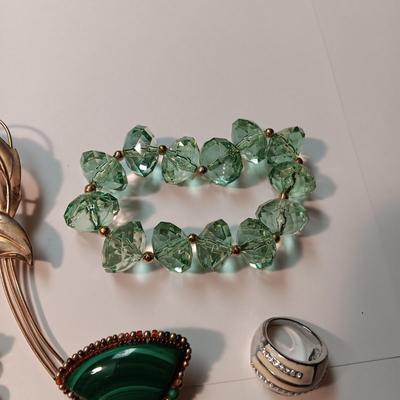 SELECTION OF COSTUME JEWELRY