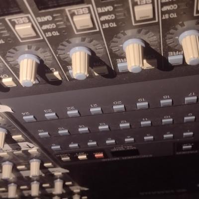 Yamaha PM5D-RH Digital Mid-Level Large Venue Mixing Console with Road Case and Power Receiver Choice B