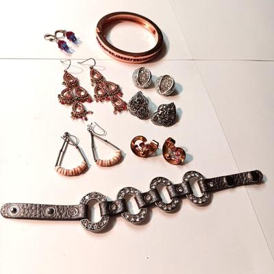 AN ASSORTMENT OF COSTUME JEWELRY
