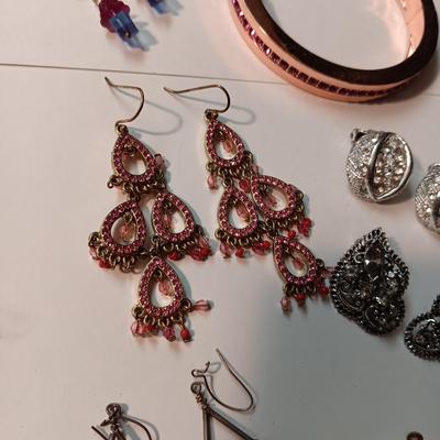 AN ASSORTMENT OF COSTUME JEWELRY