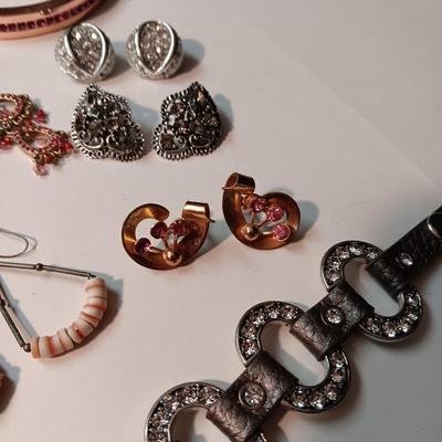 AN ASSORTMENT OF COSTUME JEWELRY