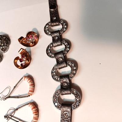 AN ASSORTMENT OF COSTUME JEWELRY