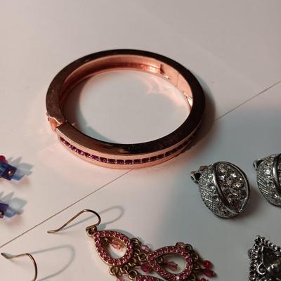 AN ASSORTMENT OF COSTUME JEWELRY