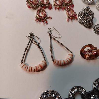 AN ASSORTMENT OF COSTUME JEWELRY