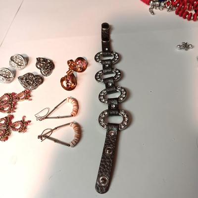 AN ASSORTMENT OF COSTUME JEWELRY