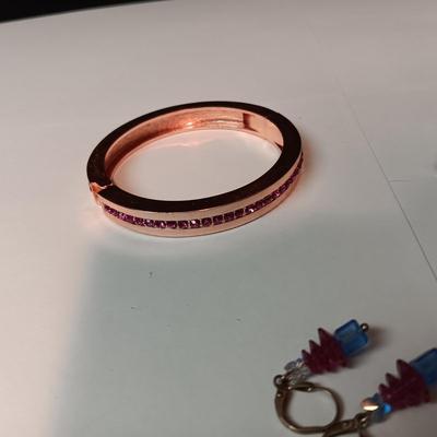 AN ASSORTMENT OF COSTUME JEWELRY