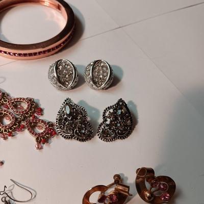 AN ASSORTMENT OF COSTUME JEWELRY