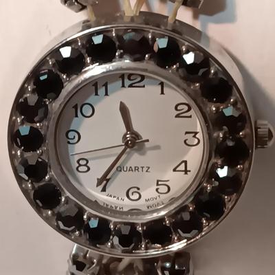 A COLLECTION OF FASHION JEWELRY