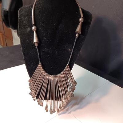 A COLLECTION OF FASHION JEWELRY