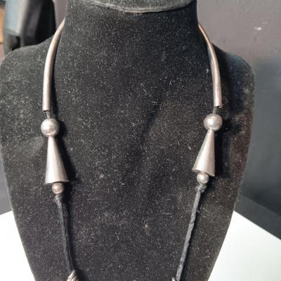 A COLLECTION OF FASHION JEWELRY