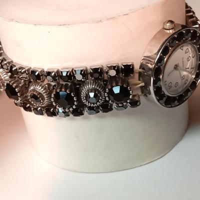A COLLECTION OF FASHION JEWELRY