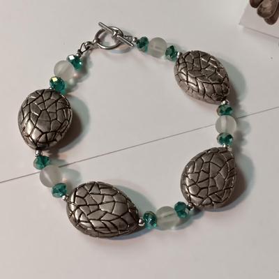A COLLECTION OF FASHION JEWELRY