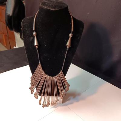 A COLLECTION OF FASHION JEWELRY