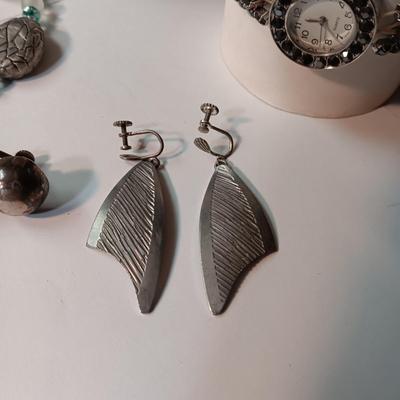 A COLLECTION OF FASHION JEWELRY