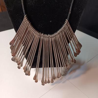 A COLLECTION OF FASHION JEWELRY