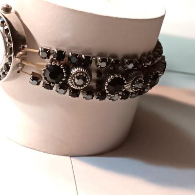 A COLLECTION OF FASHION JEWELRY