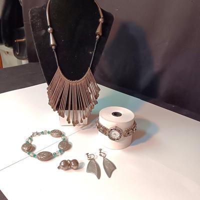 A COLLECTION OF FASHION JEWELRY