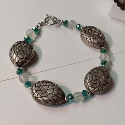 A COLLECTION OF FASHION JEWELRY