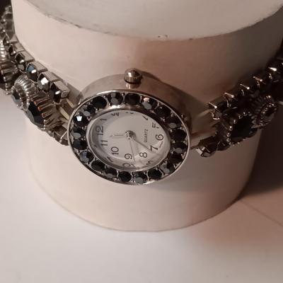A COLLECTION OF FASHION JEWELRY