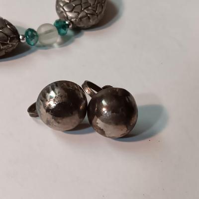 A COLLECTION OF FASHION JEWELRY