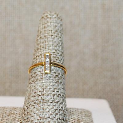 Size 6 ¾ Marked .925 Vertical Rectangle Ring with 3 Clear Stones on a Silver Filled Gold Colored Band (1.2g)