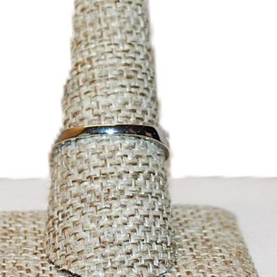 Size 8 ½ Criss-Cross Style Showy Ring with Brilliant Stone Accents on a Silver Tone Band (3.3g)