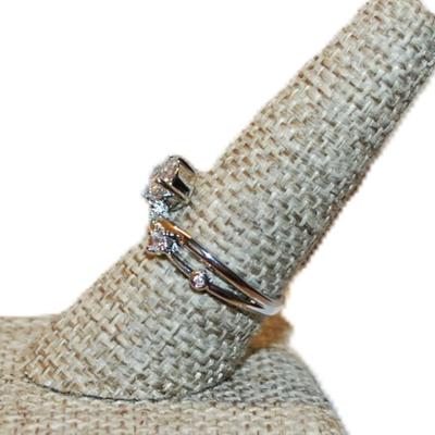 Size 8 ½ Criss-Cross Style Showy Ring with Brilliant Stone Accents on a Silver Tone Band (3.3g)