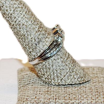 Size 8 ½ Criss-Cross Style Showy Ring with Brilliant Stone Accents on a Silver Tone Band (3.3g)
