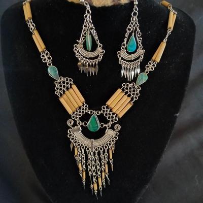 Beautiful vintage necklace with matching ear rings